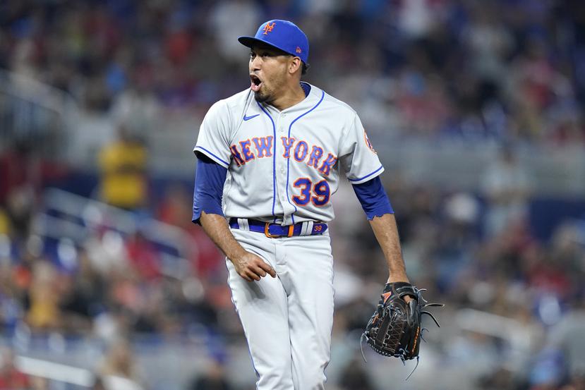 Edwin Díaz reacciona luego de conseguir el último out del partido para la victoria de los Mets.