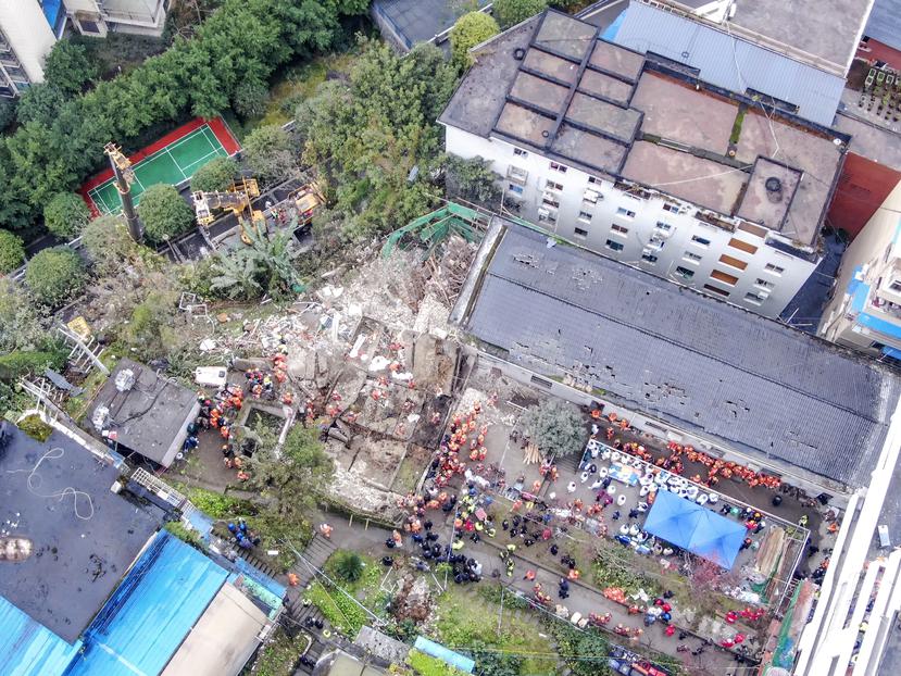En esta fotografía publicada por la agencia de noticias Xinhua, rescatistas trabajan en una cafetería donde ocurrió una explosión, el viernes 7 de enero de 2022, en el municipio de Chongqing, en el suroeste de China.