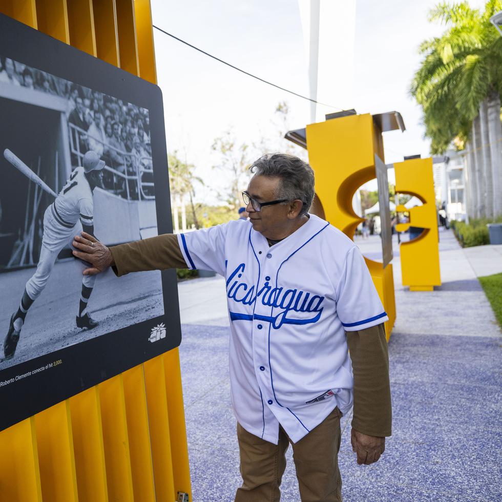 Nelson Montenegro, de Nicaragua, aprecia una foto de Roberto Clemente en la exposición “3000” sobre Roberto Clemente en el estadio de los Marlins de Miami.