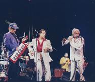 Presentación de 1994 de las Estrellas de Fania. Desde la izquierda, Roberto Roena, Larry Harlow, Ismael Quintana y Johnny Pacheco.