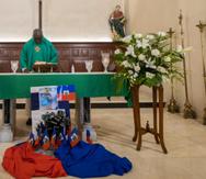 El diácono Leonard Prophil en la misa de la parroquia San Mateo, en Santurce, dedicada a los haitianos fallecidos días atrás en Bahamas e isla de Mona.