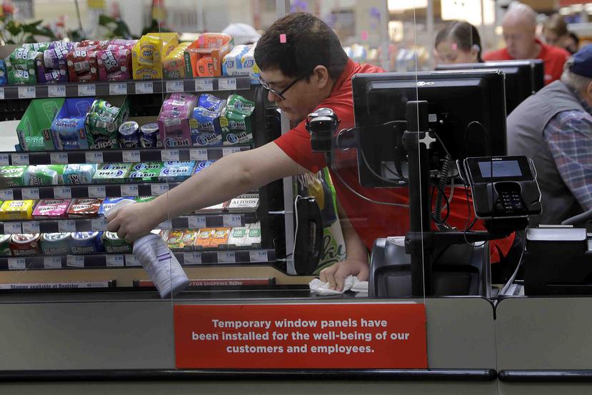 Los empleados de supermercados exigen mejores protecciones laborales. (Archivo / AP)