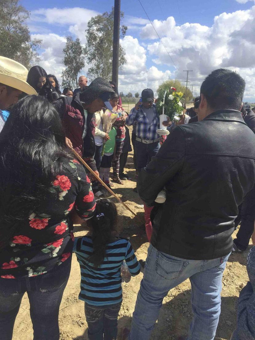 En esta fotografía del 14 de marzo de 2018, proporcionada por el sindicato rural United Farm Workers, se muestran unos agricultores durante un velorio en Delano, California, de una pareja de mexicanos que murió luego de perder el control de su vehículo e