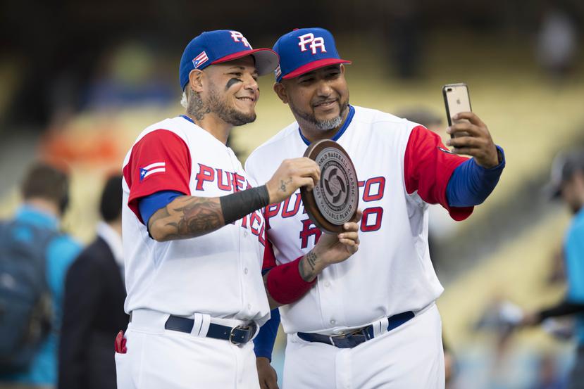 El exreceptor de las Mayores y hermano de Yadier Molina, José 'Cheo' Molina, a la derecha, es coach de receptores de los Angels de Los Angeles y además estuvo con Puerto Rico en el Clásico Mundial de Béisbol.