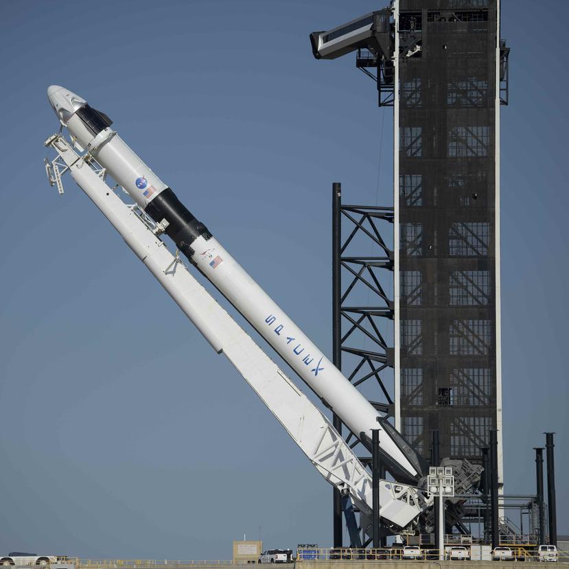 El cohete Falcon 9 es colocado en posición vertical en la plataforma de lanzamiento 39A del Centro Espacial Kennedy en Florida. (NASA.gov)