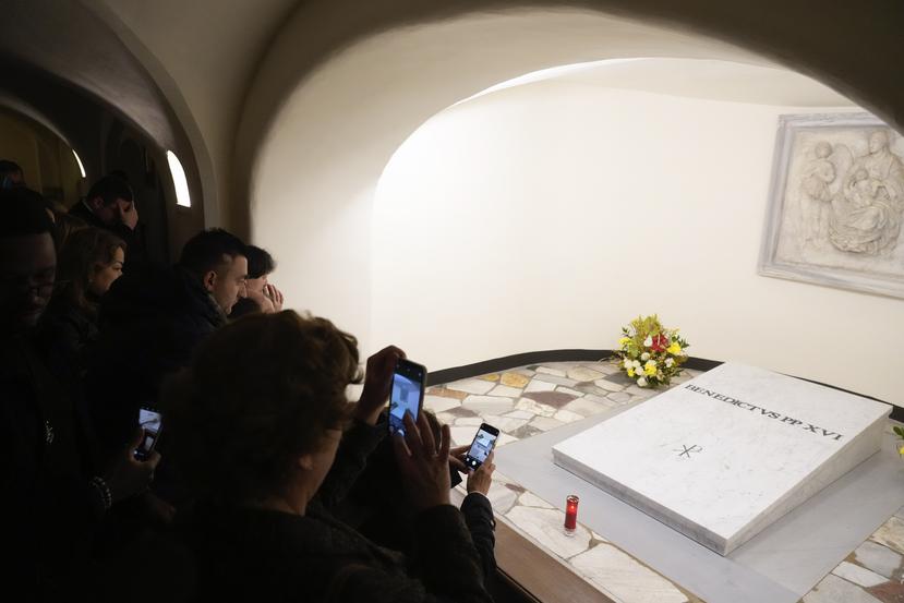 Fieles visitan la tumba del papa emérito Benedicto XVI en la cripta de la Basílica de San Pedro en El Vaticano.