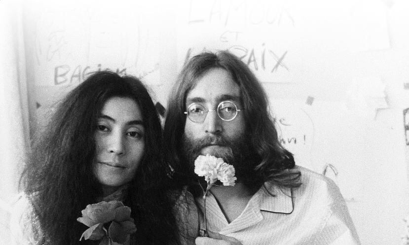 En 1966, Yoko Ono rompió con su segundo esposo -del que se divorció oficialmente en 1969- y conoció a al que se convertiría en su tercer esposo, John Lennon.