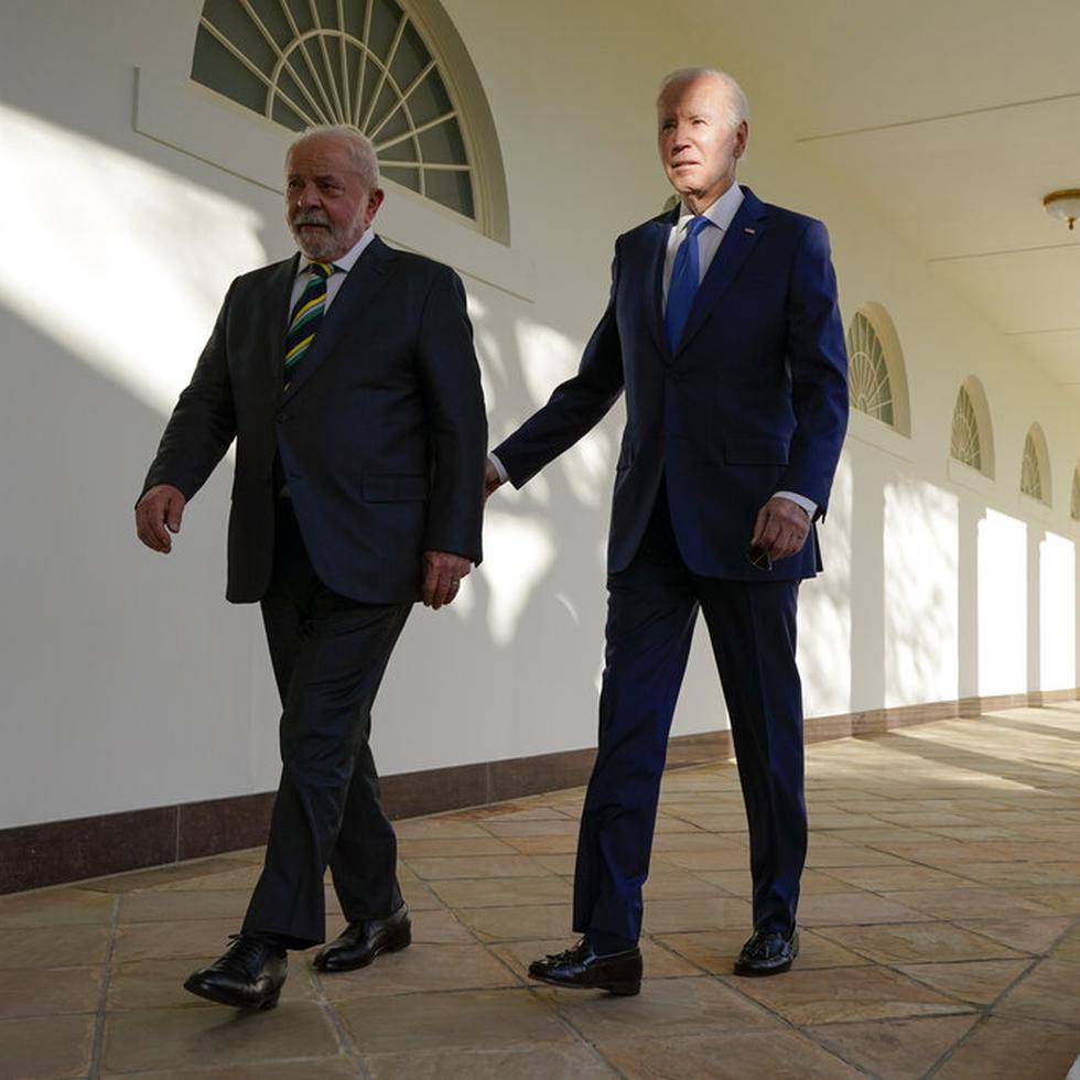 El presidente, Joe Biden, camina con el presidente de Brasil, Luiz Inácio Lula da Silva, rumbo a la Oficina Oval en la Casa Blanca, el viernes 10 de febrero de 2023, en Washington. (AP Foto/Alex Brandon)