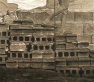 Obra titulada "Escaleras" (2020), en madera tallada, tinta y carbón 4’ x 4’.