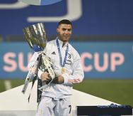 Cristiano Ronaldo celebra cargando la Supercopa de Italia, conquistada por el Juventus.
