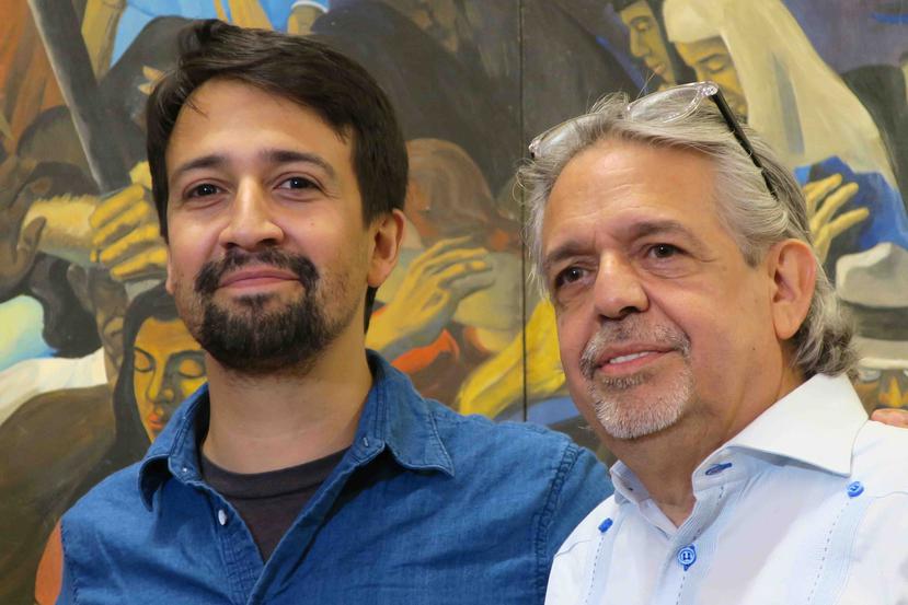 El dramaturgo y actor de origen puertorriqueño, Lin-Manuel Miranda, posa con su padre Luis Miranda durante una rueda de prensa en San Juan. (Agencia EFE)
