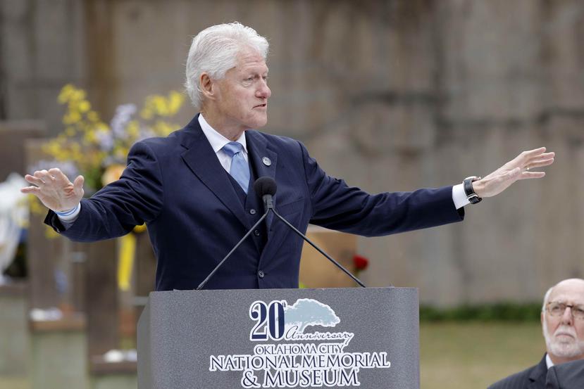 Clinton se encuentra en Tanzania como parte de una gira más amplia que involucra proyectos manejados por la fundación de su familia. (AP)