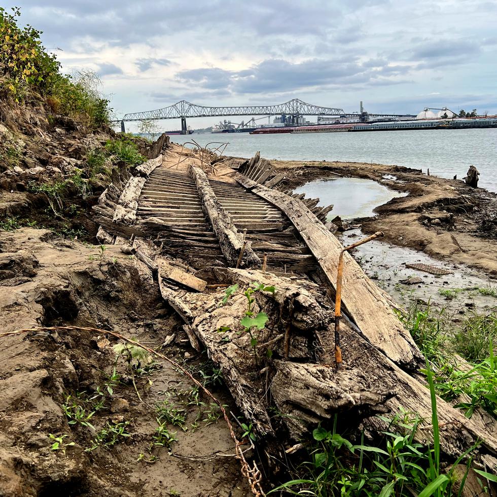 Los restos de una embarcación antigua yacen en una de las márgenes del río Mississippi.