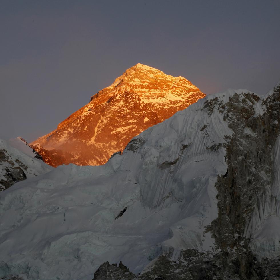 En esta imagen de archivo, tomada el 12 de noviembre de 2015, el Everest visto desde el Kalapatthar, en Nepal.