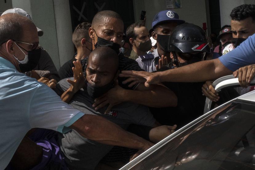 La policía detiene a un manifestante antigubernamental durante una protesta en La Habana, Cuba.