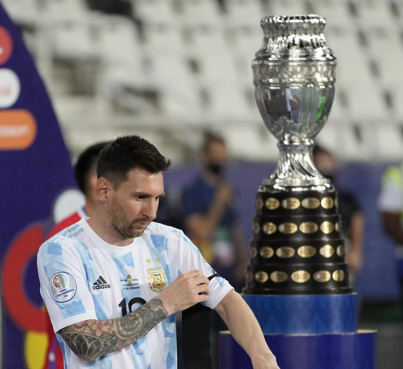 Lionel Messi, de la selección de Argentina, pasa junto al trofeo de la Copa América, al ingresar en la cancha para el encuentro ante Chile el pasado 14 de junio de 2021.
