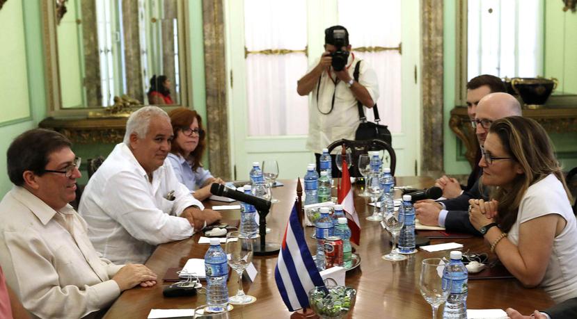 El canciller cubano Bruno Rodríguez Parrilla conversa con Chrystia Freeland, ministra de Relaciones Exteriores de Canadá, en La Habana. (Alexandre Meneghini/Pool Photo vía AP)