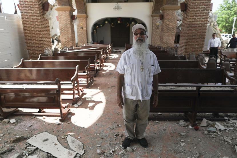 El obispo Rubén Antonio González Medina dentro de la iglesia que quedó destruida a causa del terremoto de magnitud 6.4 el 7 de enero de 2020.