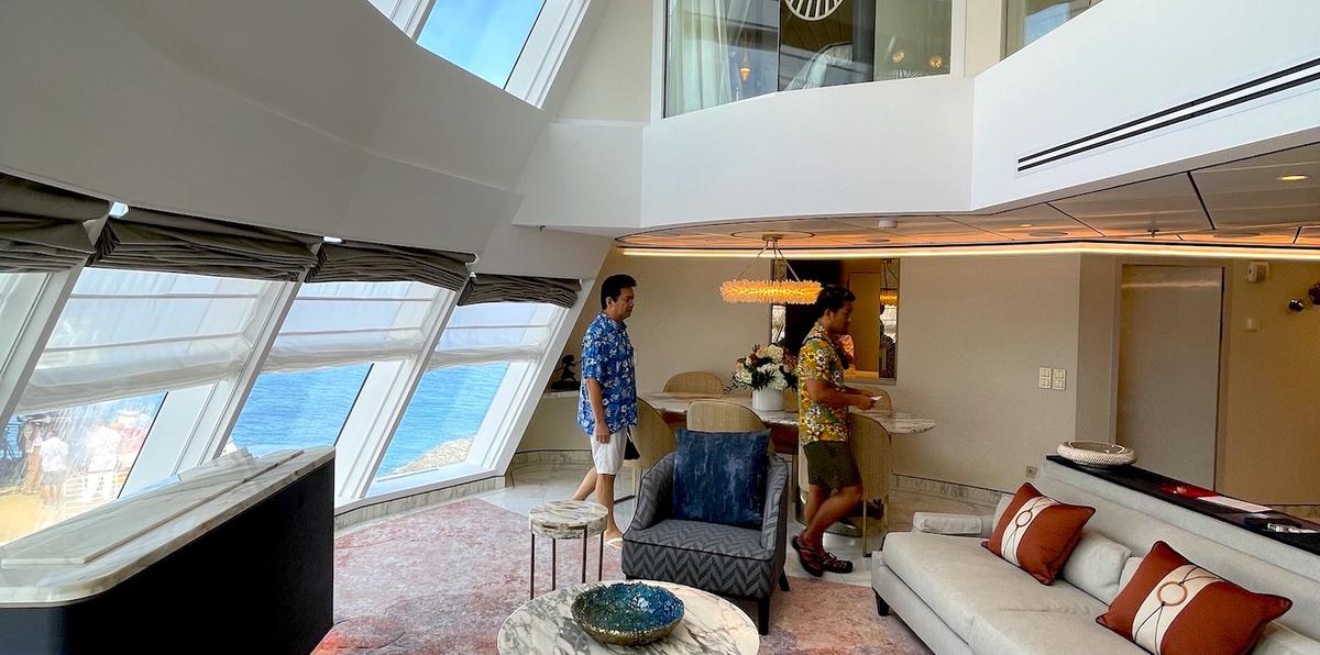 Área de estar, con grandes ventanales de piso a techo, en la suite del Disney Wish construida dentro de una de sus chimeneas. (Gregorio Mayí / Especial para GFR Media)