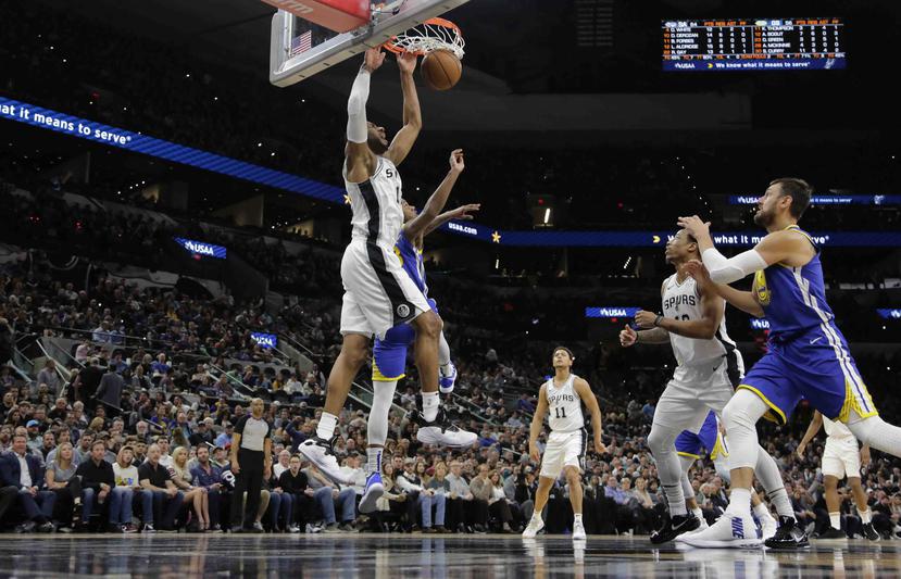 El pívot de los Spurs de San Antonio, LaMarcus Aldridge, anota contra los Warriors de Golden State durante la segunda mitad de un juego de la NBA en San Antonio. (AP)