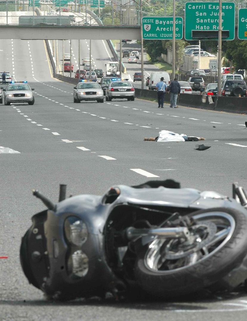 Una persona que conducía una motora falleció en Hato Rey el pasado viernes. (GFR Media)