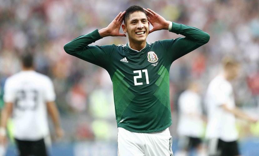 El zaguero mexicano Edson Álvarez celebra el triunfo de su equipo sobre Alemania en el Mundial 2018 en el Estadio Luzhniki. (AP)