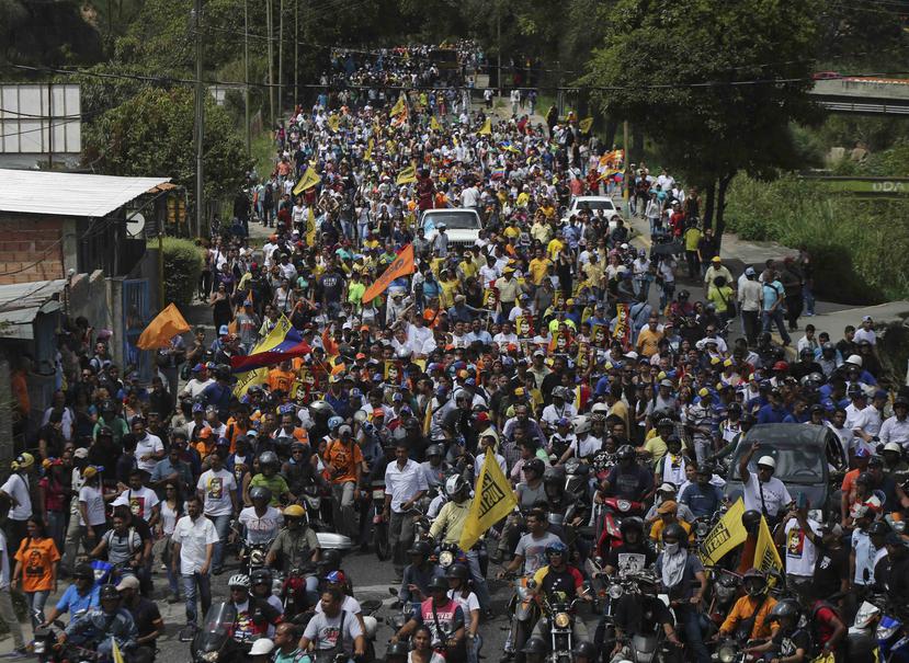 Oponentes del presidente Nicolás Maduro marchan hasta la cárcel Ramo Verde, a las afueras de Caracas, donde el líder de la oposición Leopoldo López está encarcelado. (AP / Fernando Llano)