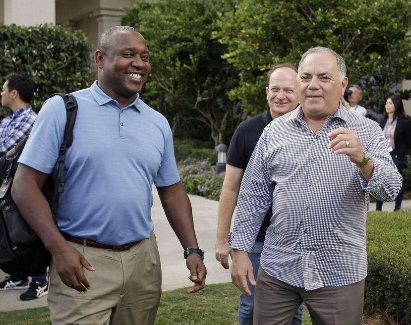 Michael Hill (izquierda), presidente de operaciones de béisbol de los Marlins de Miami, y Al Ávila, vicepresidente ejecutivo de operaciones de béisbol y gerente general de los Tigres de Detroit, participaron en la reunión. (AP / John Raoux)