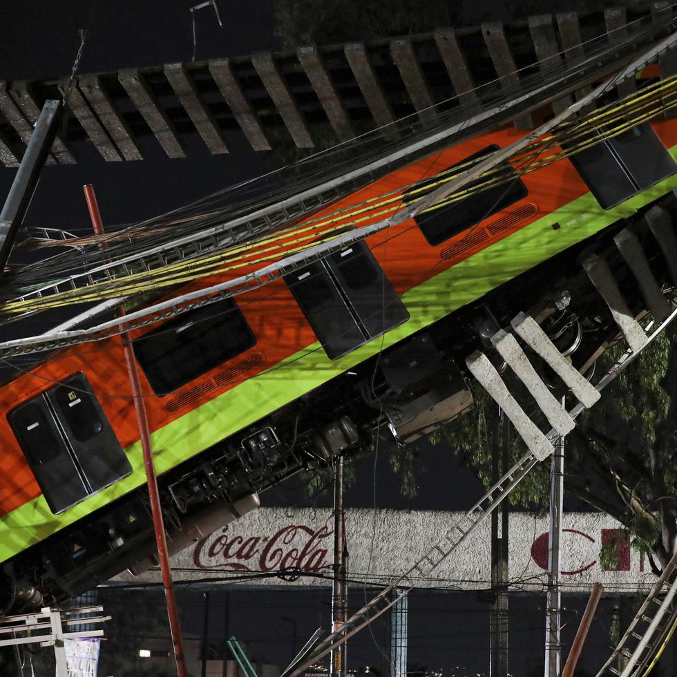Vagones del metro de la Ciudad de México después de que una sección de la vía elevada de la línea 12 colapsara.