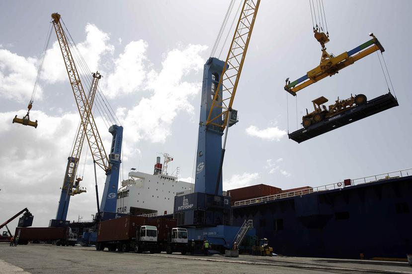 Bajo las normas federales de cabotaje, el transporte de carga marítima entre EE.UU. y Puerto Rico tiene que hacerse en barcos que son construidos, propiedad, de bandera y con tripulación estadounidenses.