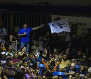 Los aficionados de Camuy llenaron el parque Juan "Cheo" López para el primer partido de los Arenosos en una final de la Doble A.