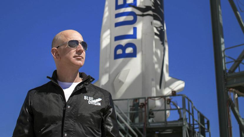 Fotografía sin fecha cedida por Blue Origin donde aparece su fundador Jeff Bezos mientras inspecciona las instalaciones de lanzamiento de New Shepard en el oeste de Texas.