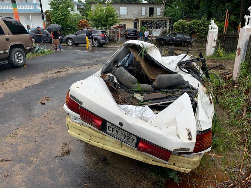 Así quedó el carro que conducía la mujer tras haber sido arrastrado por el golpe de agua en la quebrada del barrio Calvache de Rincón.