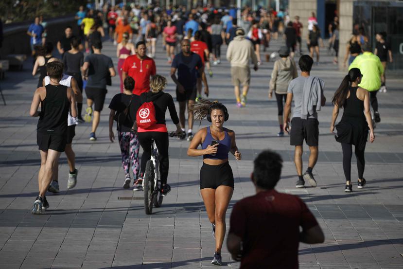 Una mujer corre por las calles de Barcelona el sábado, 2 de mayo. (AP)