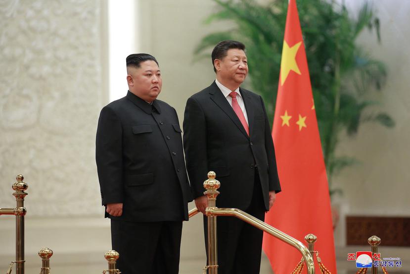 El líder norcoreano, Kim Jong-un (i), se reunió con el presidente chino, Xi Jinping (d), en Pekín, China. (EFE)