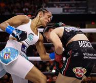 La boricua Amanda Serrano, a la izquierda, golpea a Yamileth Mercado durante la pelea del domingo en Ohio.