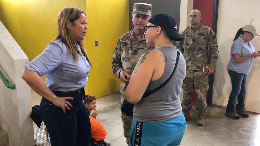 La alcaldesa de Canóvanas, Lornna Soto, conversa con una de las refugiadas en su municipio. (Alex Figueroa Cancel)