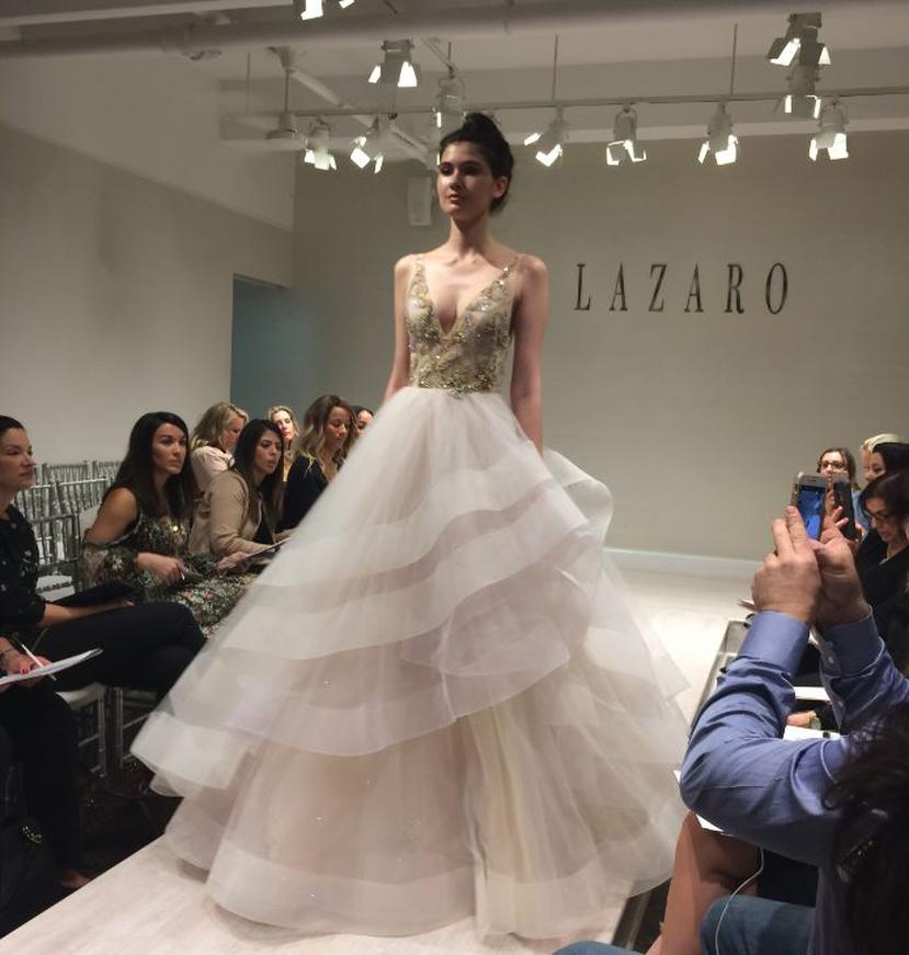 Para el 2018, se imponen los vestidos con  faldas amplias en capas de telas, así como fueron presentados en el más reciente New York Bridal Week.