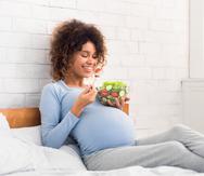 Solo en el segundo y el tercer trimestre de embarazo se recomienda ingerir de 340 y 450 calorías adicionales, respectivamente.