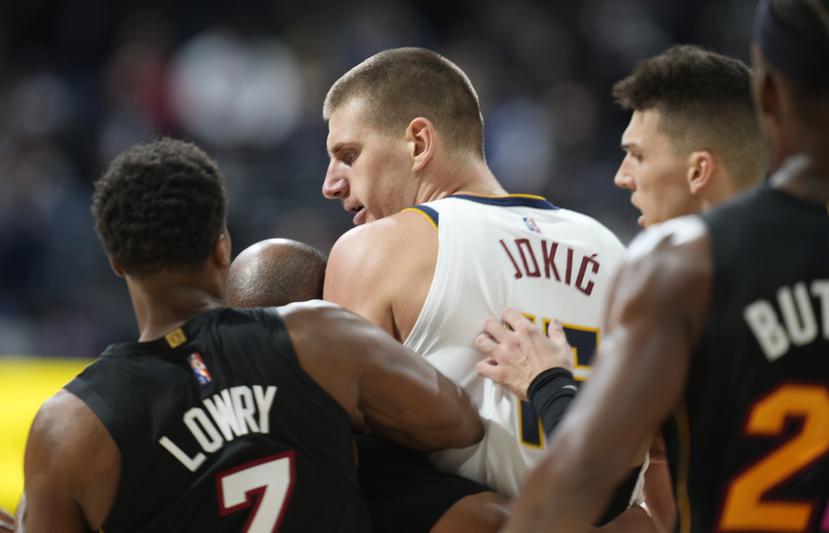 Nikola Jokic es enfrentado por los jugadores del Heat luego de golpear a Markieff Morris.
