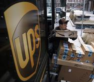 Un conductor de la empresa de mensajería UPS prepara la entrega de unos paquetes.