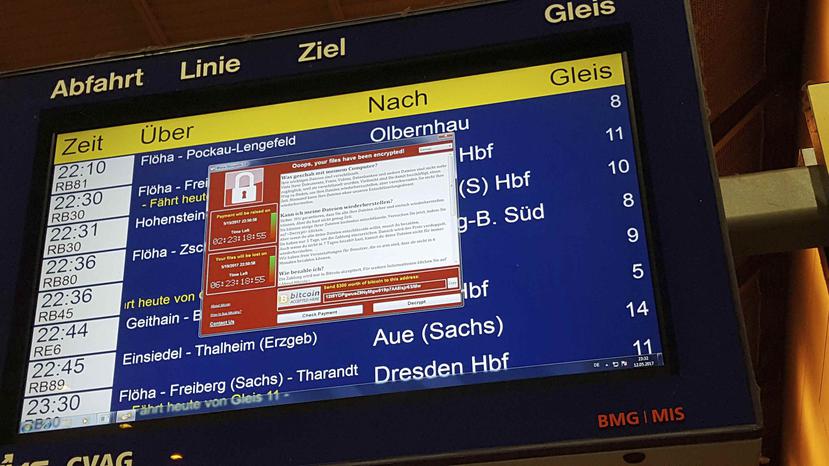 Un monitor con información de los trenes muestra una ventana con un mensaje de un programa informático malicioso que exige el pago de un rescate a cambio de devolver el control de la computadora en la estación de trenes de Chemnitz, Alemania. (AP)
