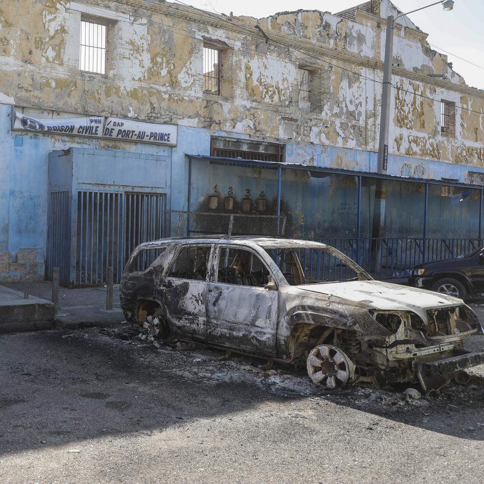 Un vehículo fue quemado frente a la Penitenciaría Nacional de Haití, luego de una fuga masiva de confinados coordinada por pandillas.