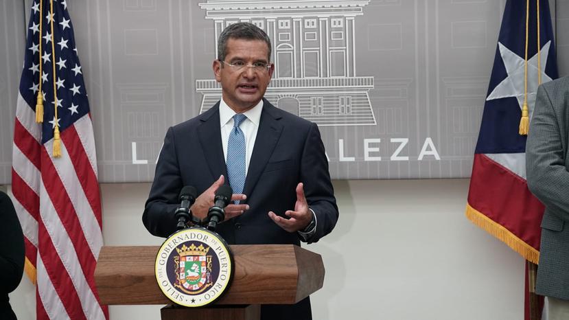 El gobernador Pedro Pierluisi mientras anuncia los cambios a la orden ejecutiva que busca frenar los contagios del COVID-19.