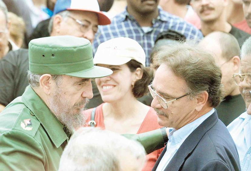 Al lado, Castro junto con el líder independentista puertorriqueño Fernando Martín en mayo de 2001 en La Habana. (Suministrada)