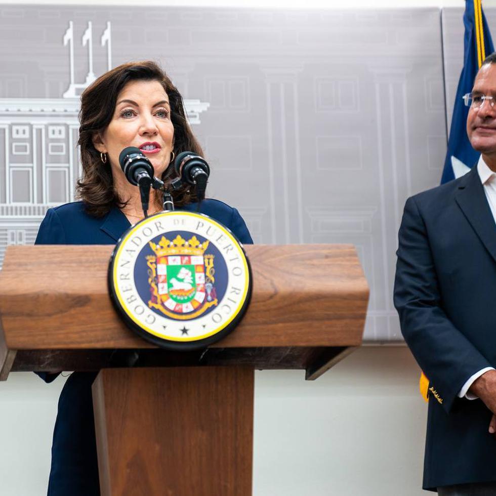 La gobernadora de Nueva York, Kathy Hochul, junto al gobernador Pedro Pierluisi durante una conferencia de prensa en La Fortaleza.