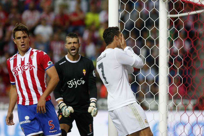 Cristiano Ronaldo reacciona luego de fallar intento de gol.