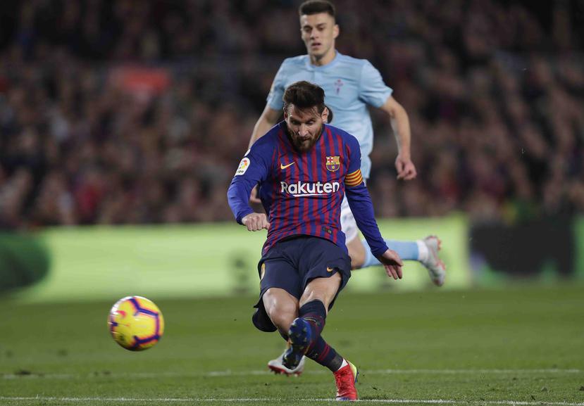 Lionel Messi patea el balón durante el partido. (AP)