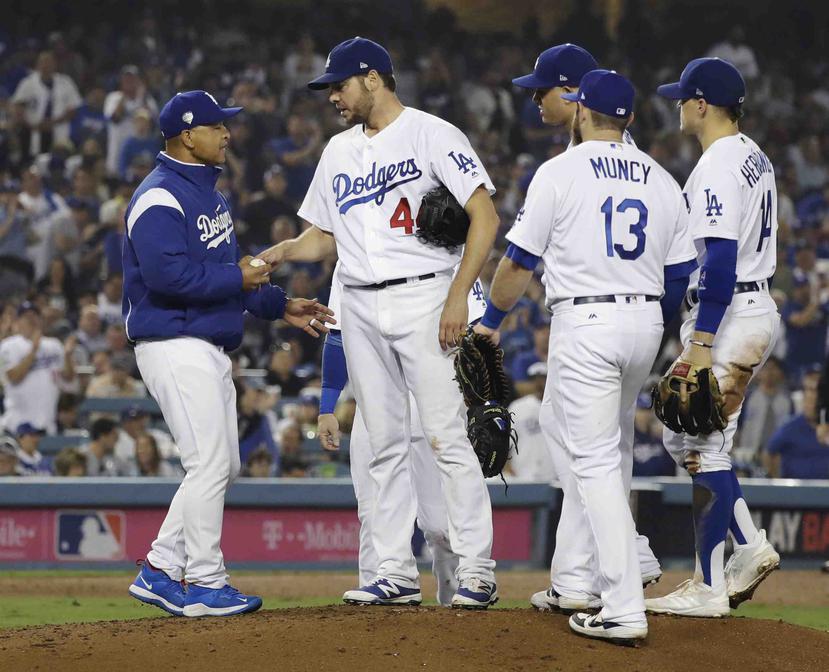 El lanzador de Los Angeles Dodgers, Rich Hill, es relevado por el gerente de los Dodgers de Los Ángeles, Dave Roberts, durante la séptima entrada en el Juego 4 del juego de béisbol de la Serie Mundial el sábado 27 de octubre de 2018, en Los Ángeles. (AP /