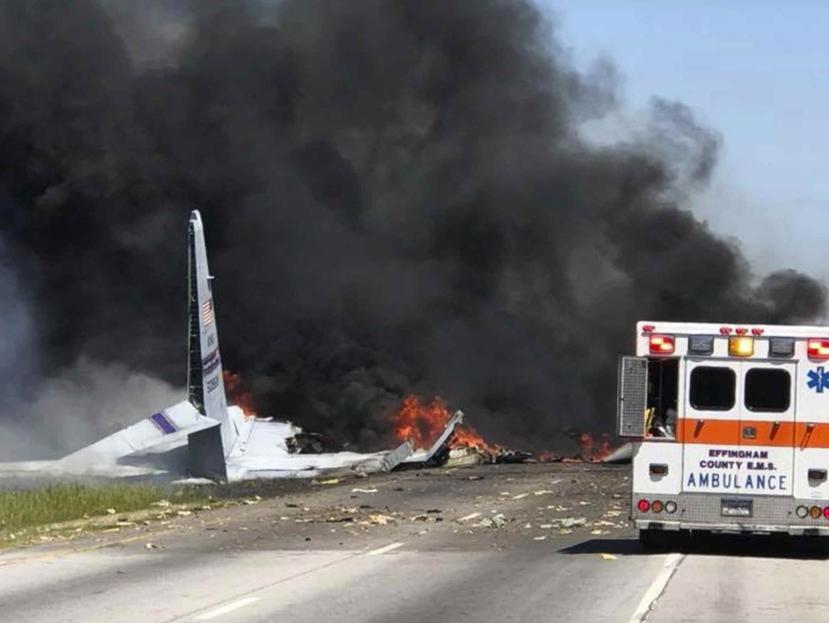 El avión Hercules C-130 en llamas. (AP / James Lavine)
